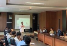 Direktur RSUD Cimacan, dr. Cok Gd Agung Dharma Putra, tengah memberikan pemaparan terkait komitmen pelayanan transparan dan bebas gratifikasi kepada para staf RSUD Cimacan.