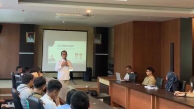 Direktur RSUD Cimacan, dr. Cok Gd Agung Dharma Putra, tengah memberikan pemaparan terkait komitmen pelayanan transparan dan bebas gratifikasi kepada para staf RSUD Cimacan.